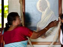 Droupadi Murmu Visit Gandhi Ashram: राष्ट्रपति द्रौपदी मुर्मू ने गांधी आश्रम का किया दौरा, देखें उनकी कुछ खास तस्वीरें