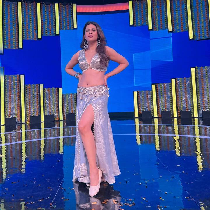 ਸ਼ਰਧਾ ਨੇ ਸਿਲਵਰ ਕਲਰ ਦੀ ਥਾਈ ਹਾਈ ਸਲਿਟ ਡਰੈੱਸ 'ਚ ਤਸਵੀਰਾਂ ਸ਼ੇਅਰ ਕਰਕੇ ਇੰਟਰਨੈੱਟ ਦਾ ਪਾਰਾ ਵਧਾ ਦਿੱਤਾ ਹੈ। ਹਰ ਕੋਈ ਉਸ ਦਾ ਦੀਵਾਨਾ ਹੋ ਗਿਆ ਹੈ।