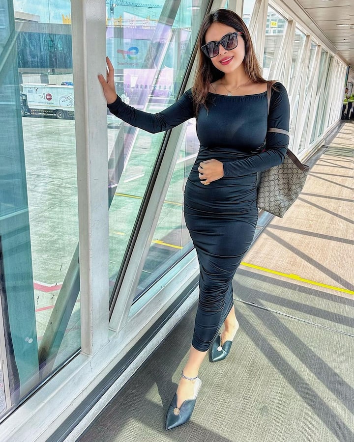 येथे नेहा कॅमेरासमोर वेगवेगळे लूक दाखवत आहे.(फोटो सौजन्य:nehamalik335/इंस्टाग्राम)