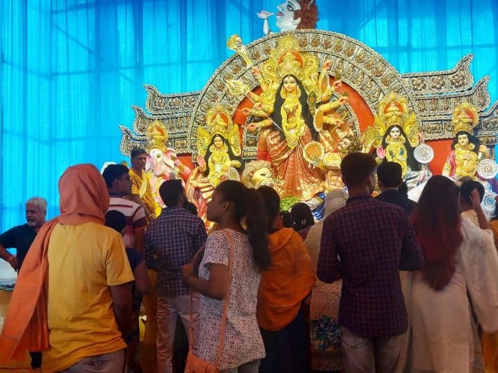 Prayagraj Durga Puja pandal has been prepared from one lakh ice cream sticks in Darbhanga colony ANN Dussehra 2022: प्रयागराज में एक लाख आइसक्रीम स्टिक से तैयार हुआ दुर्गा पूजा पंडाल, भक्तों की लग रही भारी भीड़