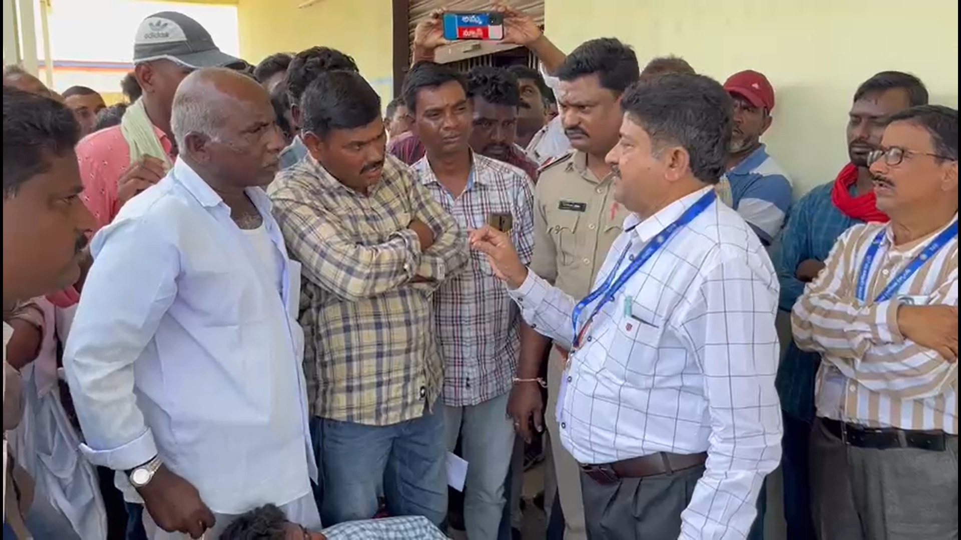 Nizamabad News : మూడు నెలలైనా దొరకని బ్యాంకు దొంగల జాడ, 8 కేజీల బంగారం తిరిగివ్వాలని బాధితులు ధర్నా