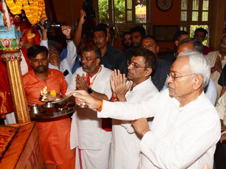 नीतीश कुमार ने अगमकुआं स्थित शीतला माता मंदिर और शक्ति पीठ बड़ी पटनदेवी मंदिर, छोटी पटनदेवी और मारूफगंज बड़ी देवी जी का दर्शन किया. इसके साथ ही दलहट्टा पूजा स्थल पहुंचे. यहां उन्होंने मां की पूजा अर्चना कर देश और राज्य की तरक्की और शांति के लिए प्रार्थना की.