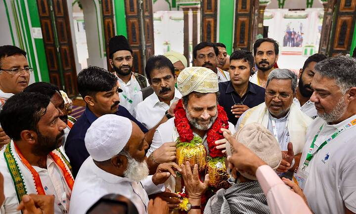 পয়লা অক্টোবর থেকে কর্নাটকে ঢুকেছে রাহুল গাঁধীর নেতৃত্বে কংগ্রেসের ভারত জোড়ো যাত্রা। তারই অংশ হিসেবে কর্নাটকের মাইসোরে একটি মসজিদে গিয়েছে রাহুল গাঁধী। তাঁর সঙ্গে উপস্থিত কংগ্রেস নেতা সিদ্দারামাইরা, কেসি বেণুগোপাল, রণদীপ সুরজেওয়ালা। ছবি: পিটিআই
