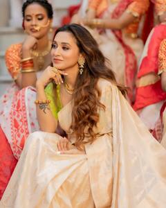 Mimi Chakraborty: ভারি সোনার গয়না, সঙ্গে শাড়ি, মিমির পুজোর স্টাইল স্টেটমেন্ট