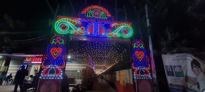 রজত জয়ন্তী বর্ষকে সাজিয়ে তুলতে আয়োজন করা হয়েছে বিশেষ আলোকসজ্জারও। লাইটিংয়ে সেজে উঠেছে পুজো।