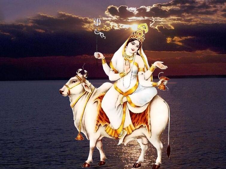 On the eighth day of Navratri pooja of Mahagauri know worship method importance mantra of goddess marathi news Navratri 2022 : नवरात्रीच्या आठव्या दिवशी करा महागौरीची मनोभावे पूजा, जाणून घ्या देवीची पूजा पद्धत, महत्त्व, मंत्र 