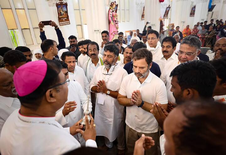 ভারত জোড়ো যাত্রার মধ্য়েই মাইসোরে সেন্ট ফিলোমেনা চার্চে যান রাহুল গাঁধী। সেখানে প্রার্থনায় যোগ দেন। তাঁর সঙ্গে ছিলেন কংগ্রেস নেতা ডিকে শিবকুমার। ছবি: পিটিআই
