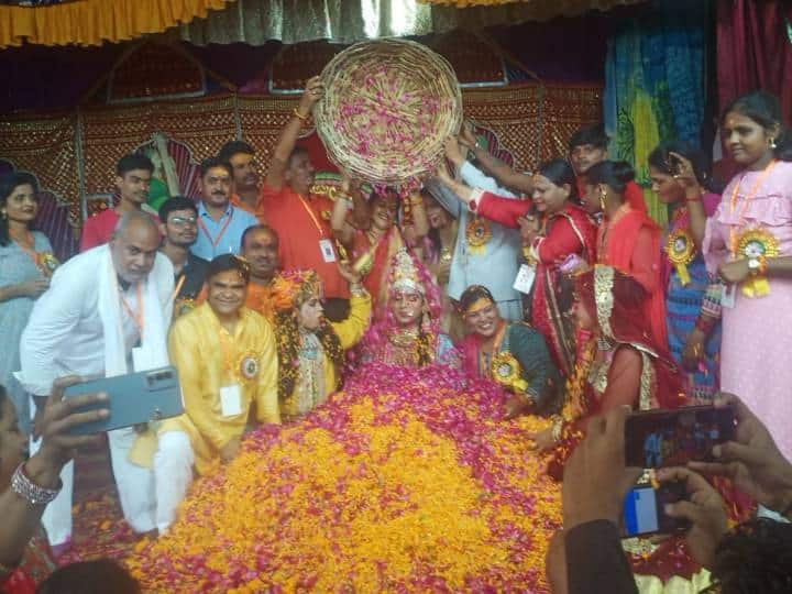Bareilly News Cabinet Minister Rekha Arya was seen playing Holi of flowers in Bankhandi Nath temple ANN Bareilly News: बनखंडी नाथ मंदिर में फूलों की होली खेलती नजर आईं उत्तराखंड की मंत्री रेखा आर्या, इस मौके पर ये कहा