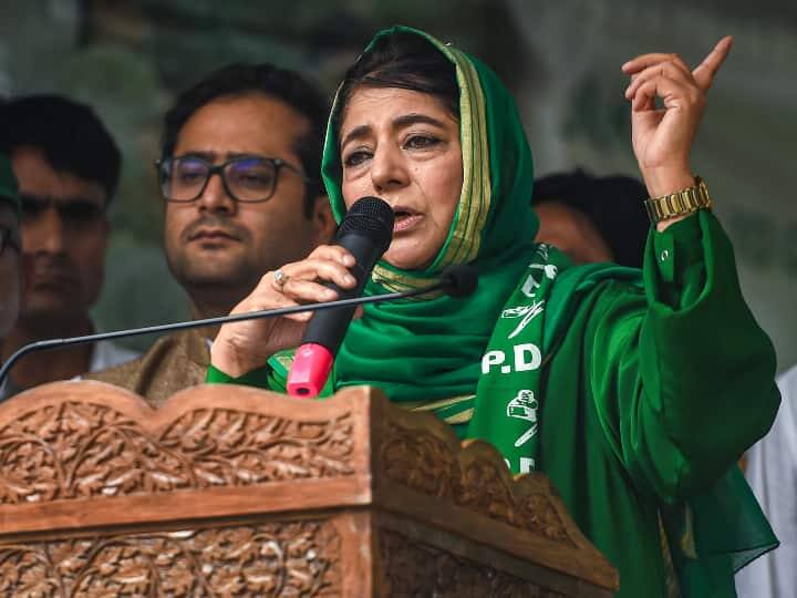 Mehbooba Mufti Put Allegation On BJP says, BJP try to create disputes between Pahadi and Gujjer community in Kashmir महबूबा मुफ्ती ने बीजेपी पर लगाया आरोप, कहा- कश्मीर में पहाड़ी और गुर्जरों के समुदाय को लड़वाना चाहती है