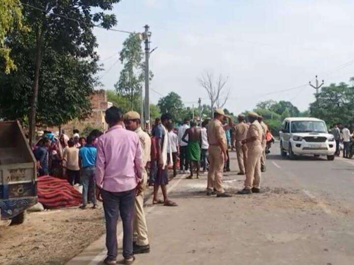 Banda Road Accident Tractor-trolley overturned uncontrollably 21 people injured one girl died ann Banda Road Accident: मांगलिक कार्यक्रम से लौट रही ट्रैक्टर-ट्राली अनियंत्रित होकर पलटी, 21 लोग घायल, एक बच्ची की हुई मौत