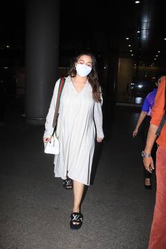 Alia Bhatt Pics: कैजुअल अंदाज में एयरपोर्ट पर स्पॉट हुईं आलिया भट्ट, थकी-थकी आईं नजर