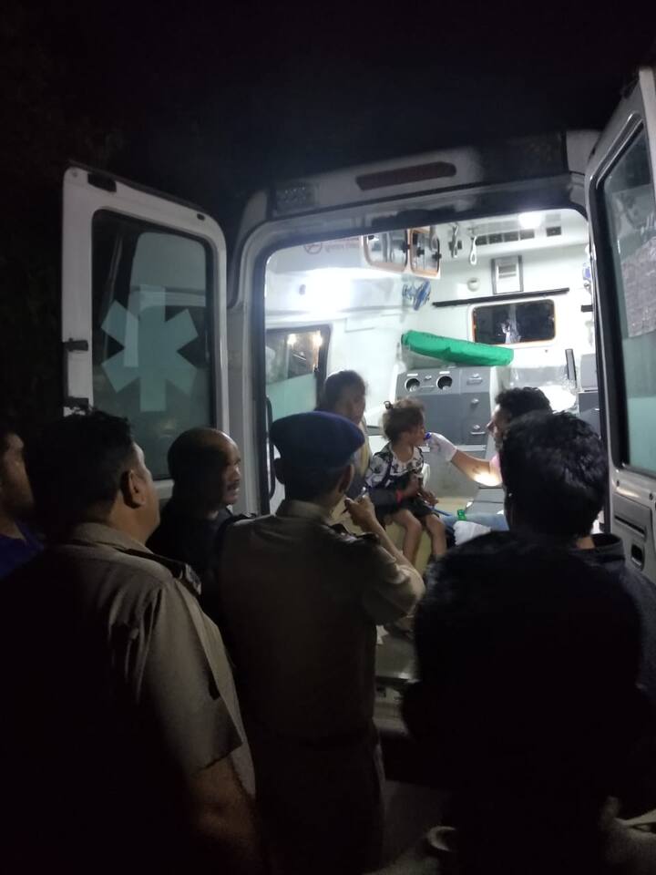 घटना के बाद पुलिस तुरंत मौके पर पहुंची और घायलों को अस्पताल पहुंचाया. इस घटना कई लोग जख्मी हुए हैं.