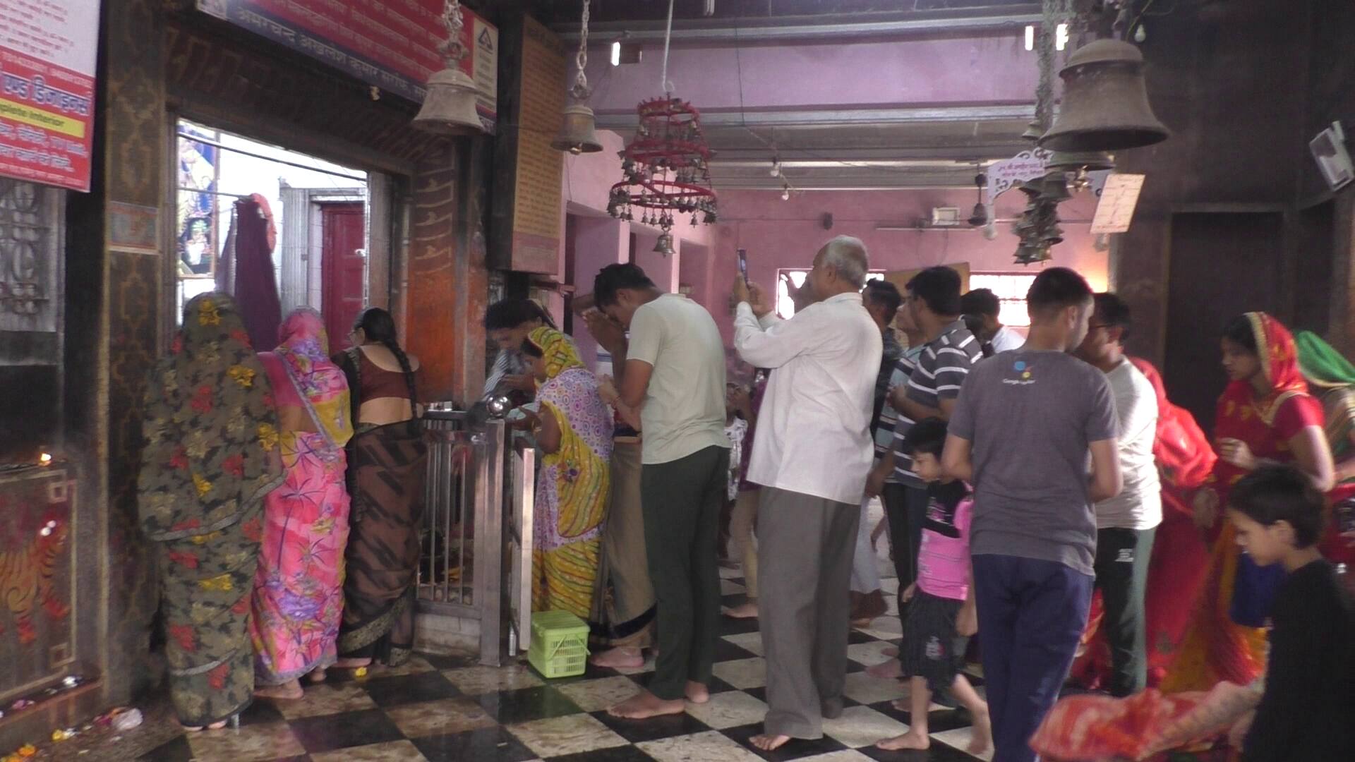 Navratri 2022: भरतपुर के मंदिरों में उमड़ी श्रद्धालुओं की भीड़, माता के इस ऐतिहासिक मंदिर में मेले जैसा नजारा