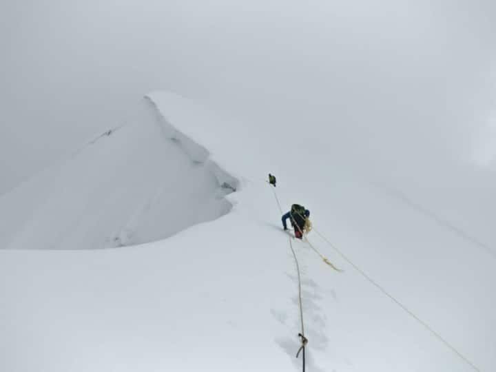 Uttarakhand marathi news 28 mountaineers trapped after avalanche hits uttarakhands Uttarakhand : उत्तराखंडमधील हिमस्खलनात 28 प्रशिक्षणार्थी गिर्यारोहक अडकले, 2 जणांचा मृत्यू; बचावकार्य सुरू