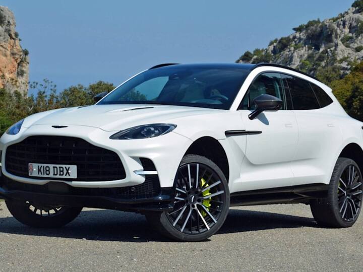 Aston Martin DBX 707 मध्ये ग्राहकांना एक प्रशस्त लक्झरी केबिन मिळते. ज्यामध्ये क्रोम फिनिशसह स्विचगियर, टचस्क्रीन इन्फोटेनमेंट सिस्टम, इलेक्ट्रिकली अॅडजस्टेबल आणि व्हेंटिलेटेड सीट्स, अँड्रॉइड ऑटो आणि अॅपल कारप्ले, तीन प्रकारची अपहोल्स्ट्री, मल्टीफंक्शनल स्टीयरिंग व्हील, असे फीचर्स यात देण्यात आले आहे.