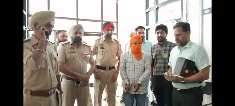 Baghapurana CIA staff arrested one accused with 3 hand Grenades, 2 pistols and 50 cartridges ਬਾਘਾਪੁਰਾਣਾ ਦੇ CIA ਸਟਾਫ ਨੇ 3 ਹੈਂਡ ਗ੍ਰਨੇਡ , 2 ਪਿਸਤੌਲ ਅਤੇ 50 ਕਾਰਤੂਸ ਸਮੇਤ ਇਕ ਆਰੋਪੀ ਨੂੰ ਕੀਤਾ ਗ੍ਰਿਫਤਾਰ