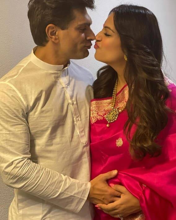 ਤੁਹਾਨੂੰ ਦੱਸ ਦੇਈਏ, ਬਿਪਾਸ਼ਾ ਬਾਸੂ ਅਤੇ ਕਰਨ ਸਿੰਘ ਗਰੋਵਰ ਦੀ ਮੁਲਾਕਾਤ 2015 ਦੀ ਡਰਾਉਣੀ ਫਿਲਮ ਅਲੋਨ ਦੇ ਸੈੱਟ 'ਤੇ ਹੋਈ ਸੀ। ਫਿਲਮ ਦਾ ਨਿਰਦੇਸ਼ਨ ਭੂਸ਼ਣ ਪਟੇਲ ਨੇ ਕੀਤਾ ਸੀ। ਲਗਭਗ ਇੱਕ ਸਾਲ ਤੱਕ ਡੇਟਿੰਗ ਕਰਨ ਤੋਂ ਬਾਅਦ, ਜੋੜਾ ਅਪ੍ਰੈਲ 2016 ਵਿੱਚ ਵਿਆਹ ਦੇ ਬੰਧਨ ਵਿੱਚ ਬੱਝਿਆ।