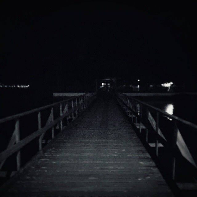 बिड़ला घाट - गंगा आरती के लिए मशहूर ये घाट सुनसान होने का बाद काफी रहस्यमयी हो जाता है. कहा जाता है कि एक वक्त पर यहां बुरी शक्तियां ताकतवर हो जाती हैं. ऐसे में अकेला घूमना खतरनाक हो सकता है.