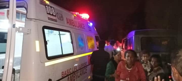 उत्तराखंड के पौड़ी गढ़वाल जिले (Pauri) में बारातियों से भरी बस (Bus) के 500 मीटर गहरी खाई में गिरने की खबर मिल रही है. इसमें 45 लोग सवार बताए जा रहे हैं. इस बस दुर्घटना में 10 लोगों के घायल होने की सूचना है जबकि जबकि 35 यात्रियों की तलाश जारी है. मौके पर राहत कार्य शुरू कर दिया गया है. घटना के बाद की तस्वीरें अब सामने आई हैं.