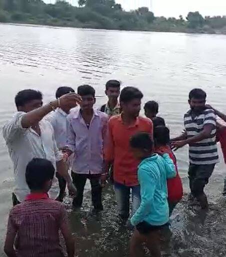 गावालगत असलेल्या बोरी नदीवर शासनाने तातडीने पुल बांधायला हवा
