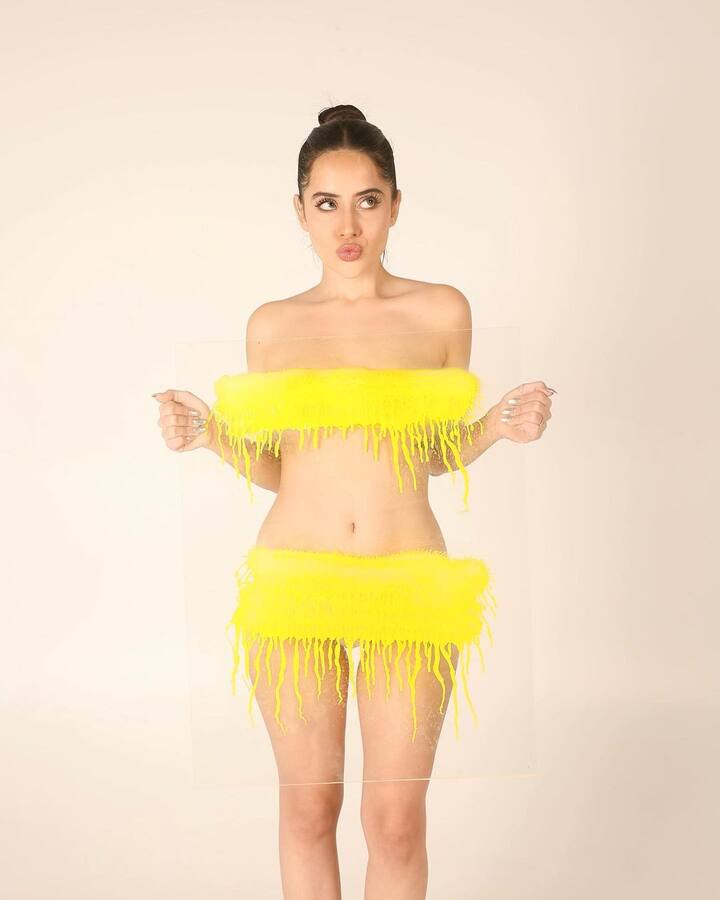 उर्फी जावेद ने कुछ देर पहले अपनी लेटेस्ट फोटो शेयर की हैं. इन फोटो में वो कपड़े नहीं बल्कि पेंट से अपनी बॉडी को छुपाए नजर आ रही हैं.