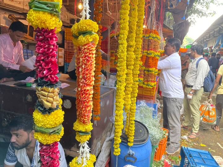 त्यामुळे दादरच्या फूल मार्केटमध्ये नागरिकांची गर्दी पाहायला मिळाली.