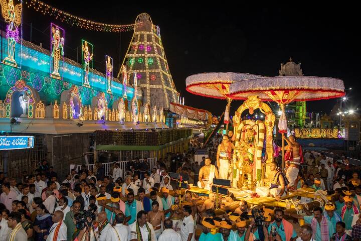 స్వామి అశ్వవాహనాదిరూఢుడై కల్కి స్వరూపాన్ని ప్రకటిస్తూ కలిదోషాలకు దూరంగా ఉండాలని నామ సంకీర్తనాదులను ఆశ్రయించి తరించాలని ప్రబోధిస్తున్నాడు.