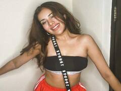 ਸਾਰਾ ਗੁਰਪਾਲ ਨੇ ਸਮੁੰਦਰ ਕਿਨਾਰੇ ਛੋਟੀ ਡਰੈੱਸ `ਚ ਸ਼ੇਅਰ ਕੀਤੀਆਂ ਫ਼ੋਟੋਆਂ, ਲੋਕਾਂ ਨੇ ਬੁਰੀ ਤਰ੍ਹਾਂ ਕੀਤਾ ਟਰੋਲ, ਕਿਹਾ- ਕੀ ਗੰਦ ਪਾਇਆ