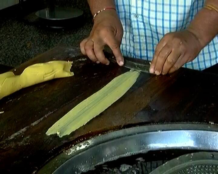 બુધવારે દશેરાના તહેવારની ઉજવણી થવાની છે, ત્યારે અત્યારથી જ અમદાવાદના વિવિધ વિસ્તારોમાં ફાફડા જલેબી માટેની તૈયારીઓ શરૂ કરી દેવામાં આવી છે