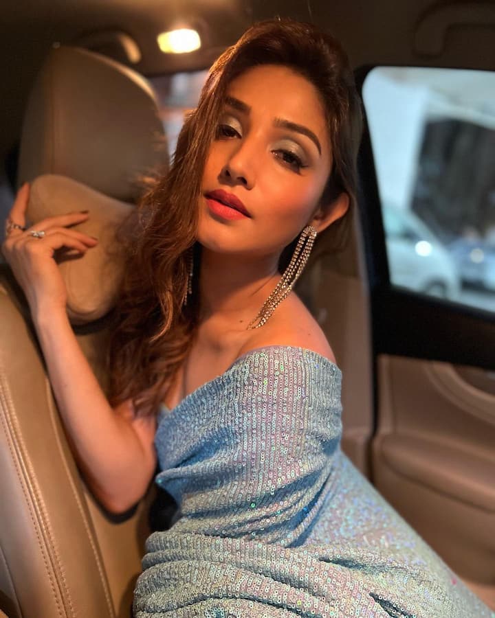 यही नहीं, डोनल बिष्ट सोशल मीडिया पर भी काफी एक्टिव रहती हैं. वह अपनी ग्लैमरस तस्वीरों से अक्सर छाई रहती हैं.