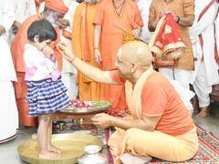 In Pics: महानवमी पर CM योगी ने किया कन्या पूजन, कहा- मां भगवती की कृपा हम सभी पर बनी रहे