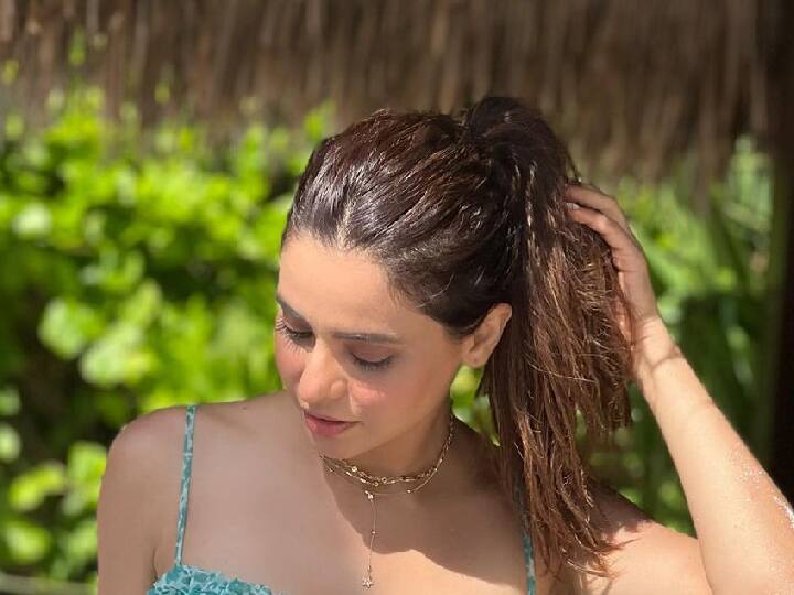 हा लूक पूर्ण करण्यासाठी अभिनेत्रीने कमीत कमी मेकअप करून पोनीटेल बनवले आहे. येथे ती बीचवर सौंदर्याची जादू पसरवताना दिसत आहे.(फोटो सौजन्य:aamnasharifofficial/इंस्टाग्राम)