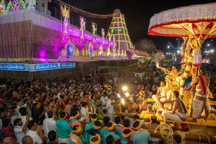 ఉపనిషత్తులు ఇంద్రియాలను గుర్రాలుగా వర్ణిస్తున్నాయి. అందువల్ల అశ్వాన్ని అధిరోహించిన పరమాత్మ ఇంద్రియాలను నియమించే నియామకుడు. పరమాత్మను అశ్వ స్వరూపంగా కృష్ణయజుర్వేదం తెలియజేసింది.