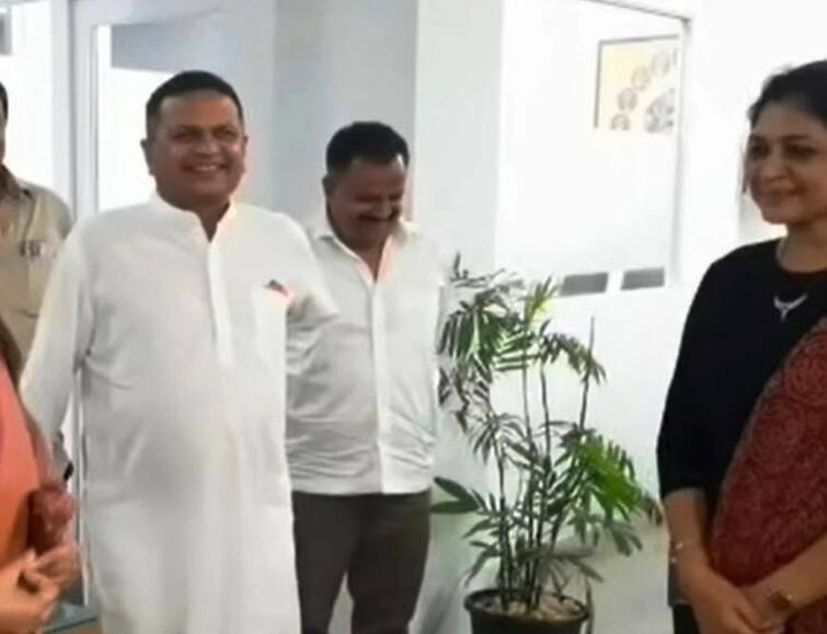 Rajkot: Gujarat ex CM Anandiben Patel daughter Anar Patel meeting with Khodaldham chairman Naresh Patel Rajkot: ગુજરાતના કયા પૂર્વ મુખ્યમંત્રીના પુત્રીએ ખોડલધામના ચેરમેન નરેશ પટેલ સાથે કરી મુલાકાત ?