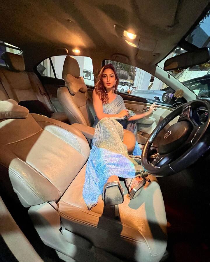 हाल ही में, डोनल बिष्ट ने अपनी लेटेस्ट तस्वीरें इंस्टाग्राम अकाउंट पर शेयर की हैं, जिसमें वह अपनी कातिल अदाएं बिखेरते हुए नजर आ रही हैं.