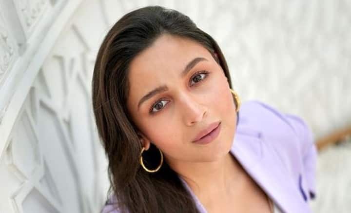 শোনা যায়, অয়ন মুখোপাধ্যায়ের পরিচালনায় ‘ব্রহ্মাস্ত্র’ ছবিতে অভিনয় করতে গিয়েই কাছাকাছি আসেন রণবীর-আলিয়া। যদিও রণবীরকে বরাবরই ভাললাগার মানুষ বলে উল্লেখ করে এসেছেন আলিয়া। আবার আলিয়াকে