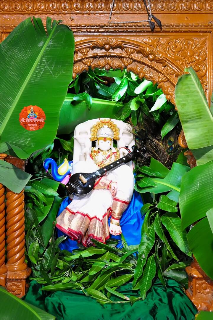 शारदीय नवरात्रीनिमित्त रुक्मिणी मातेला दुर्गा देवीच्या पोशाखात सजविण्यात आले