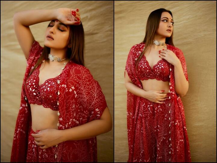 Sonakshi Sinha Red Lehenga Photos: सोनाक्षी सिन्हा ने इंस्टाग्राम पर अपनी लेट्सट तस्वीरें शेयर कर इन्हें नवरात्री स्पेशल कैप्शन दिया. एक्ट्रेस इस अंदाज में बेहद खूबसूरत नजर आ रही हैं.