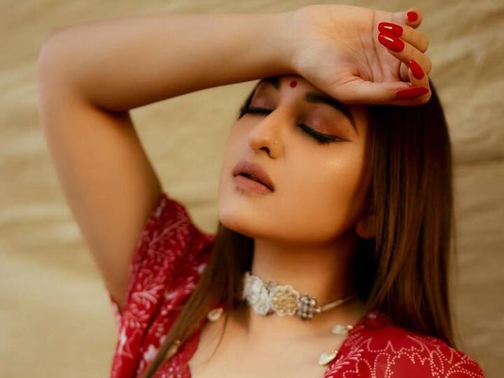 सोनाक्षीचा या स्टायलिश अंदाजाने चाहते घायाळ झाले आहेत.(फोटो सौजन्य:aslisona/इंस्टग्राम)