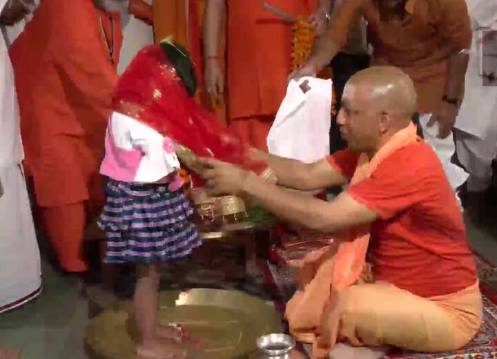 તેમણે આ પૂજા ગોરક્ષપીઠાધિશ્વરના રૂપમાં કરી હતી. કન્યા પૂજન બાદ ભંડારાનું આયોજન કરવામાં આવ્યું હતું.