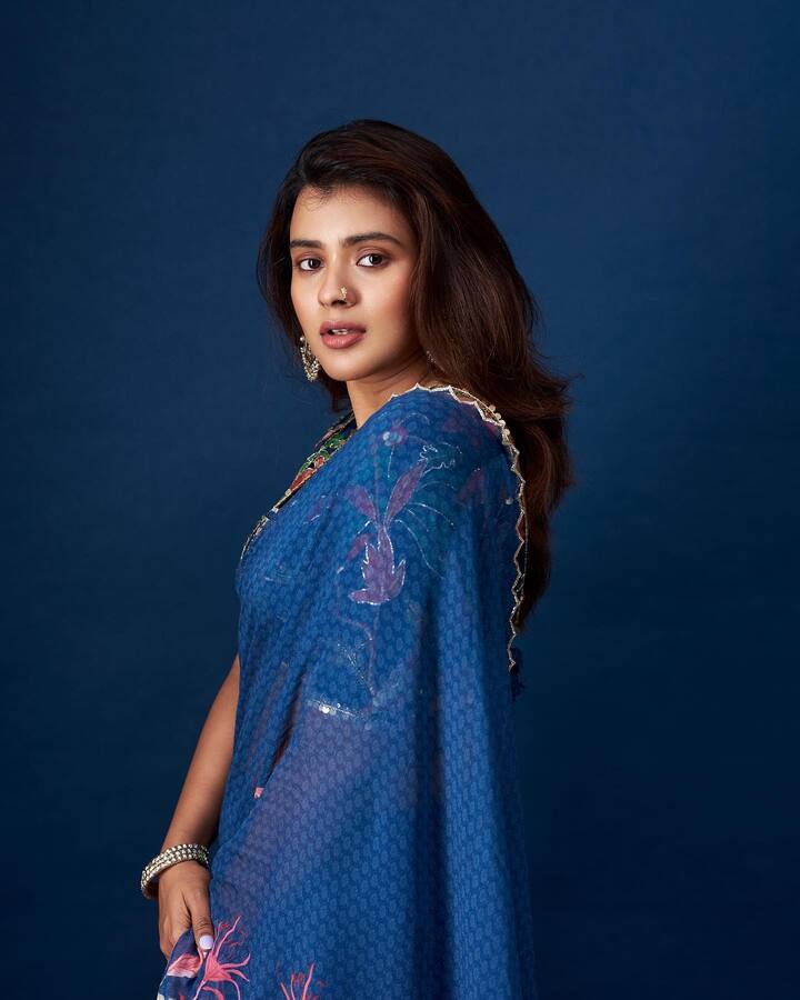 సోషల్ మీడియాలో యాక్టివ్ గా ఉండే హెబ్బా గ్లామరస్ పిక్స్ పోస్ట్ చేస్తుంటుంది. ఎప్పుడూ చిట్టిపొట్టి దుస్తుల్లో మెరిసే హెబ్బా ఈసారి శారీ కట్టింది.