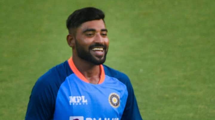 তবে আন্তর্জাতিক টি-টোয়েন্টিতে সিরাজের অভিজ্ঞতা খুবই সামান্য। তাই খবর অনুযায়ী তিনি সম্ভবত রিজার্ভ খেলোয়াড় হিসাবে দলে ডাক পেতে পারেন।