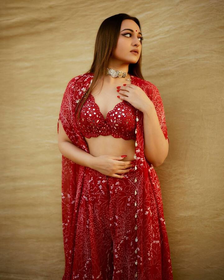 सोनाक्षीचे चाहते जगाच्या कानाकोपऱ्यात आहेत, जे तिची एक झलक पाहण्यासाठी आतुर असतात.(फोटो सौजन्य:aslisona/इंस्टग्राम)
