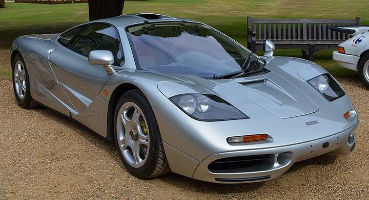 McLaren F1 : इस कार की टॉप-स्पीड 386 kmph की है. इस कार का इंजन 618 hp की पावर प्रोड्यूस करता है. इस कार को 1993 में लॉन्च किया गया था.
