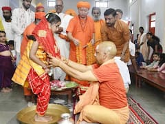 In Pics: महानवमी पर CM योगी ने किया कन्या पूजन, कहा- मां भगवती की कृपा हम सभी पर बनी रहे