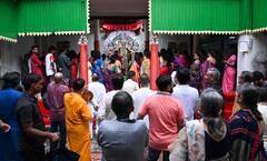 Durga Puja: দুর্গা-অষ্টমীতে উপচে পড়ল ভিড়, ভারতের নানা কোণায়