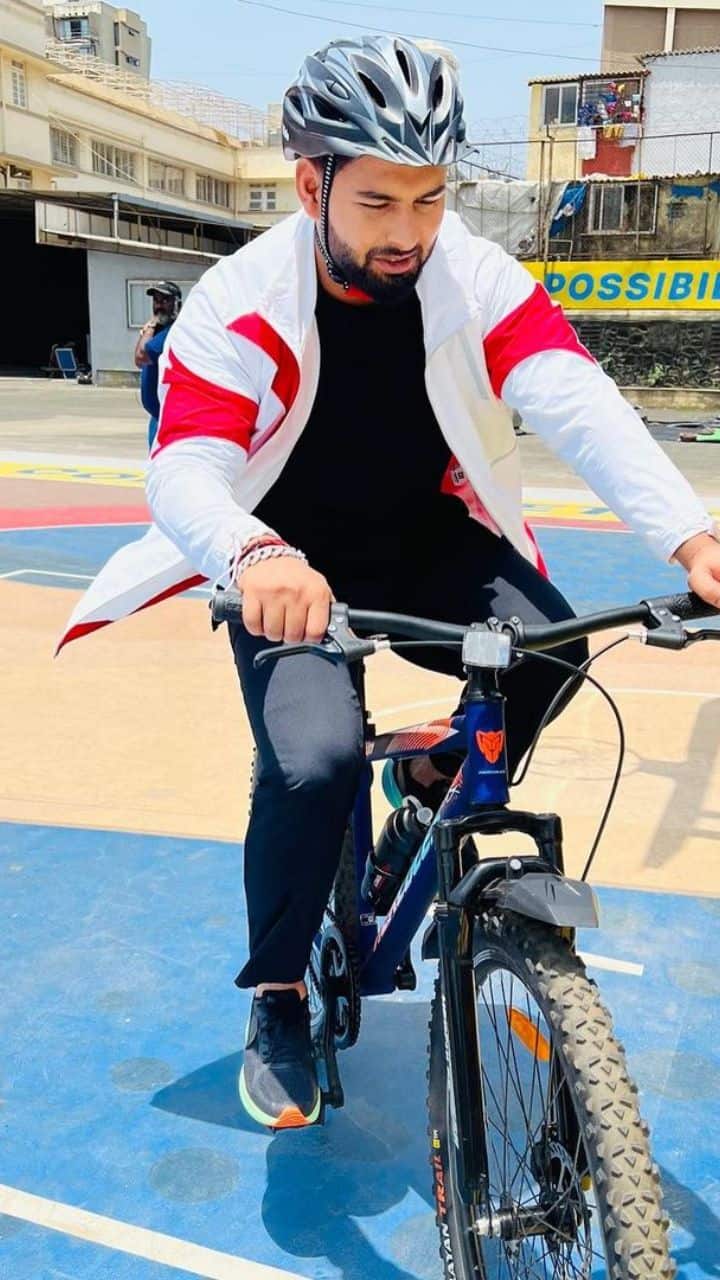 சைக்கிளிலும் சாகசம் செய்வார்