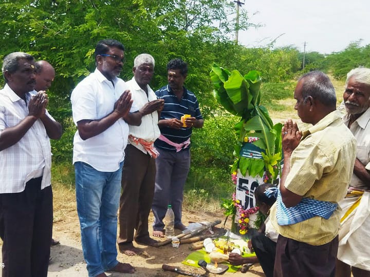 கரூரில்  விவேக் பட பாணியில்  மைல் கல்லுக்கு பூஜை போட்ட  பணியாளர்கள்