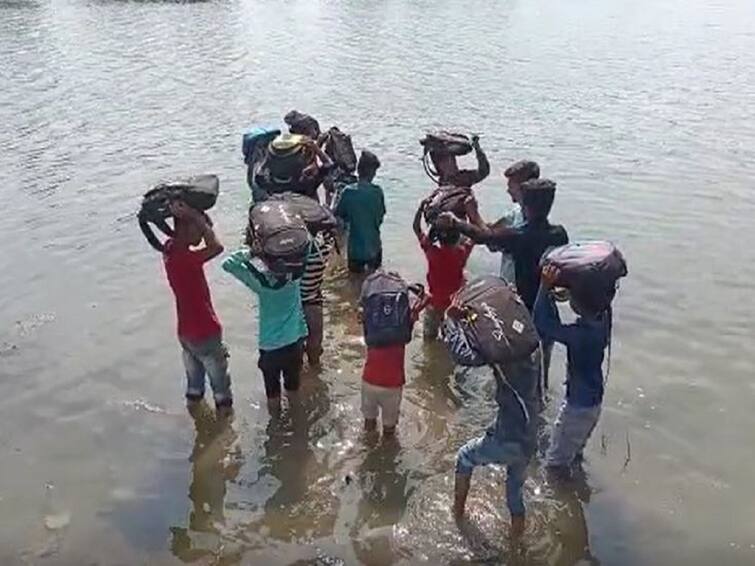 Bori river in Pimpri Pra Utran village of Jalgaon district floods, students stay at home for two months as there is no road to go to school  Jalgaon News : धक्कादायक! गावाला तिन्ही बाजूनं पाण्याचा वेढा, शाळेत जायला रस्ताच नाही, गेल्या दोन महिन्यापासून 80 विद्यार्थी घरीच 