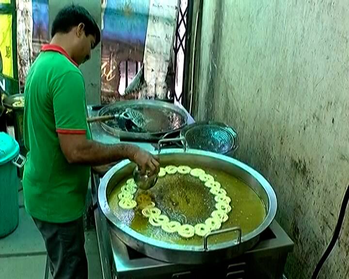 ફાફડા જલેબી તૈયાર કરતા કારીગરો હું કહેવું છે કે દશેરા દરમિયાન કામનું ભારણ વધી જતું હોય છે.
